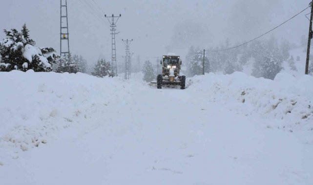 Tarsus Belediyesi karla mücadele ekipleri 10 gündür dağ köylerinde