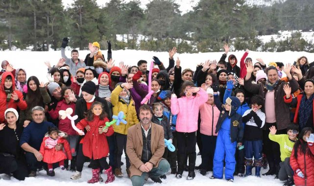 Tarsus&#039;ta bin 200 rakımda çocukların kar eğlencesi