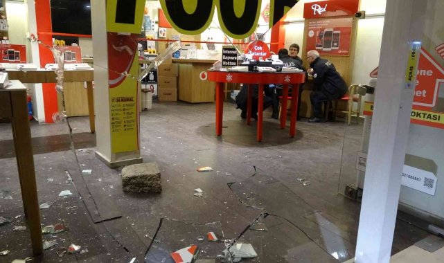 Taşla camı kırıp, 14 saniyede 100 bin TL değerinde 7 cep telefonu çaldı