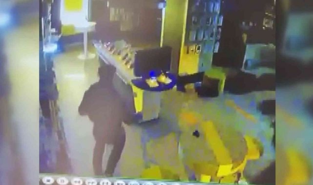 Taşla camını kırdığı telefon mağazasını 1 dakikada böyle soydu