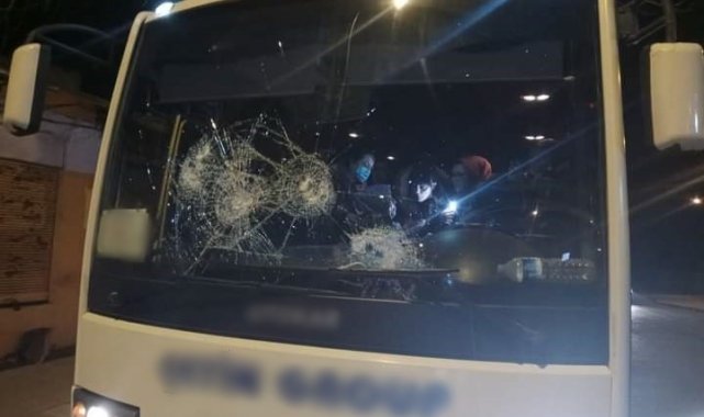 Taşlı saldırganlar dehşet saçtı, işçi servisinin camları kırıldı: 1 yaralı