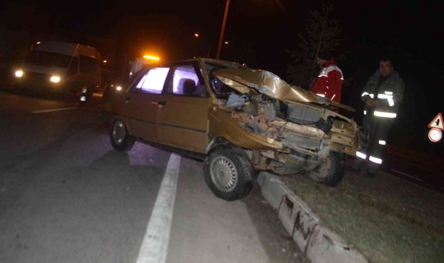 Tavşanlı&#039;da elektrik direğine çarpan sürücü yaralandı