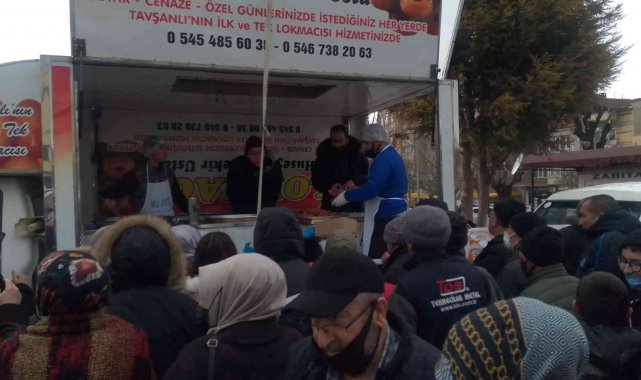 Tavşanlı'da lokma tatlısı ikramı