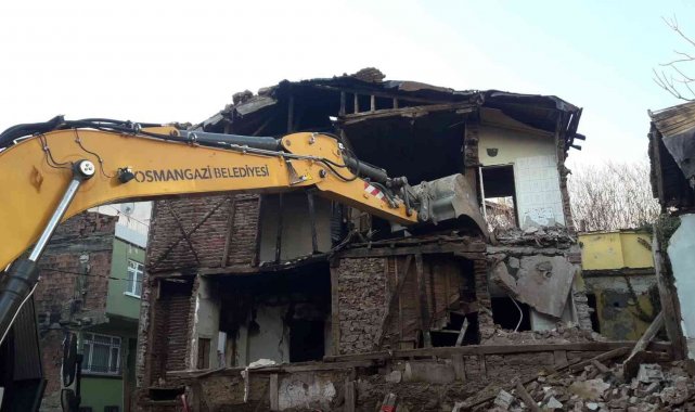 Tehlike arz eden metruk bina yıkıldı