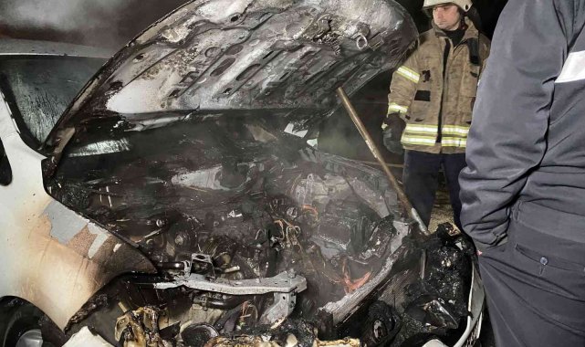 TEM Otoyolu&#039;nda seyir halindeki otomobil yandı