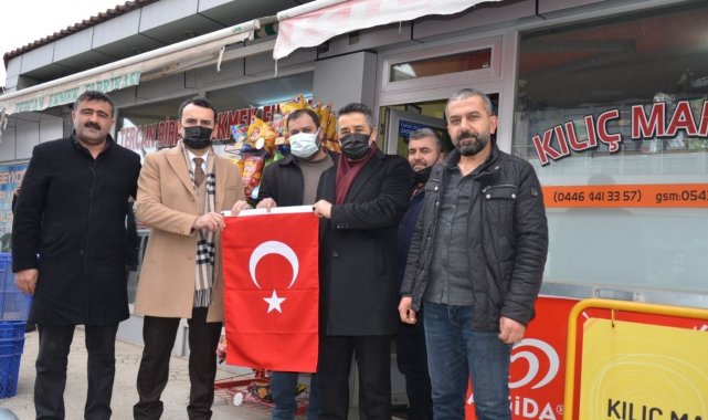 Tercan'da esnafa Türk bayrağı