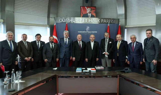 TGK, medyanın sorunları raporunu CHP Lideri Kılıçdaroğlu'na sundu