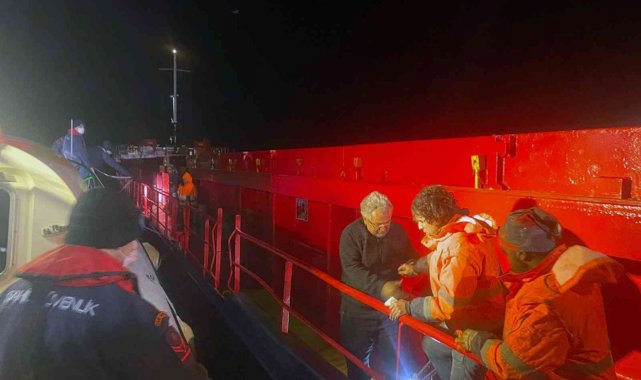 Ticari gemideki yaralıyı Sahil Güvenlik tahliye etti