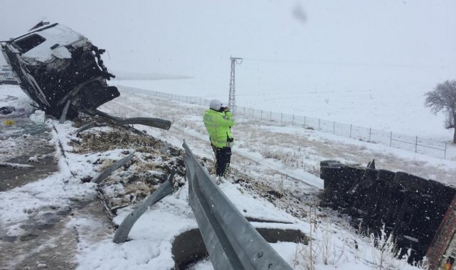 Tır devrildi, sürücüsü hayatını kaybetti