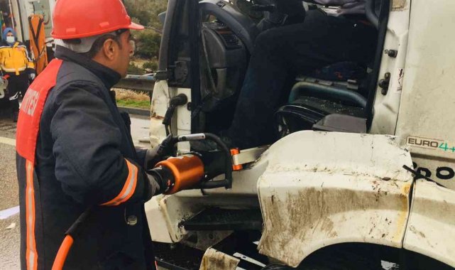 Tıra çarpan kamyonun sürücüsü yaralandı