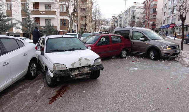Tokat&#039;ta buzlanma zincirleme kazaya neden oldu
