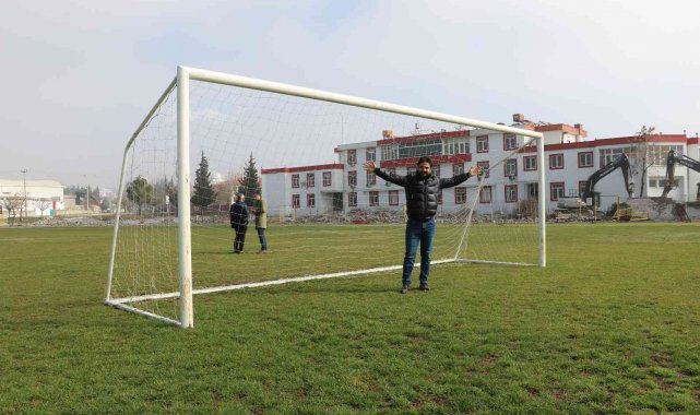 Top koşturduğu stadın yıkılışına şahit olan eski kalecinin duygusal anları