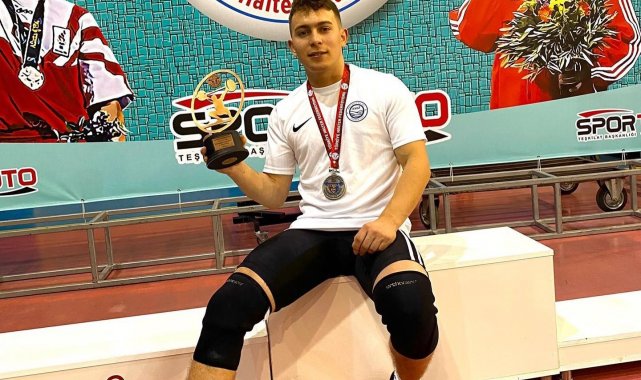 Toptaş 275 kilo kaldırarak Türkiye ikincisi oldu