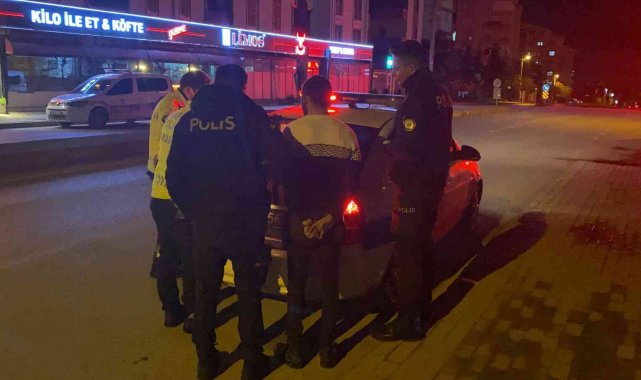 Trafiği tehlikeye düşüren alkollü sürücüye gözaltı