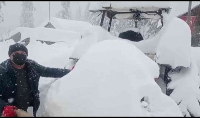 Traktör kara gömüldü