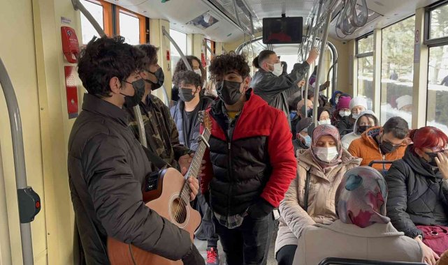 Tramvaylarda sahne provası yapan lise öğrencileri büyük hayallerinin peşinden gidiyor