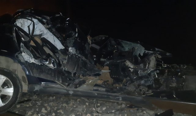 Trenin çarptığı otomobilin sürücüsü canını araçtan son anda atlayarak kurtardı
