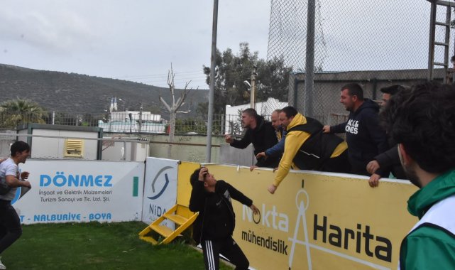 Tribünden inip top toplayıcısına saldırdı