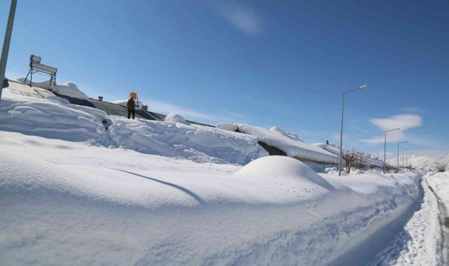 Tunceli'nin Ovacık ilçesi kardan kayboldu
