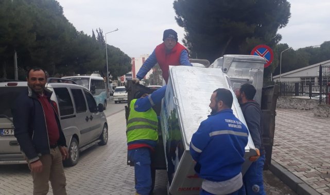 Turgutlu Belediyesi çöp konteynerlerini yeniliyor
