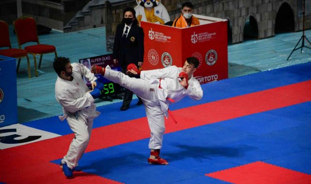 Türkiye Büyükler Karate Şampiyonası&#039;nda müsabakalar başladı