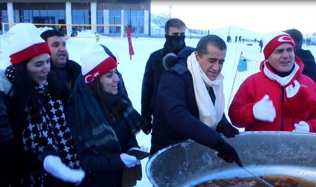 Türkücü Aydın Aydın, kar suyu ile enerji içeceğini tanıttı
