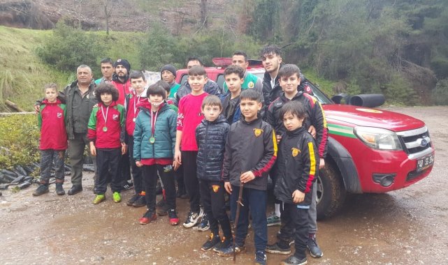 Turnuvaya gelen futbolcular fidan dikti