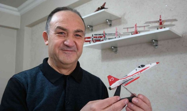 Uçaklara olan hayranlığını maketlere döktü