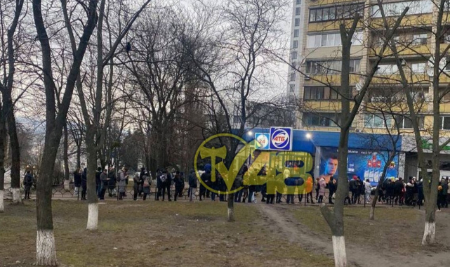 Ukrayna&#039;da ATM önlerinde uzun kuyruklar oluştu !