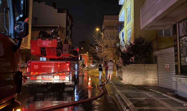 Ümraniye'de binanın çatısı alevlere teslim oldu
