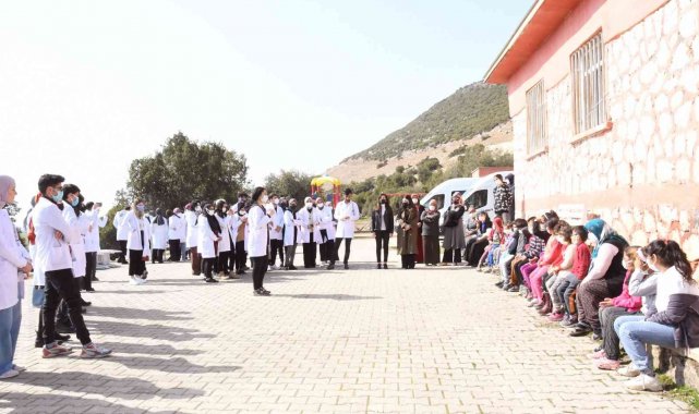 Üniversite öğrencileri köyde yaşayan çocuklarla bir araya geldi