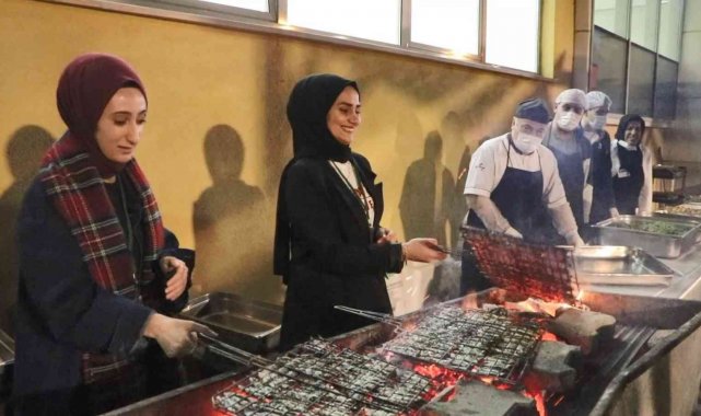 Üniversite öğrencilerine &#039;hamsi şöleni&#039;