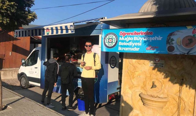 Üniversite öğrencilerine çorba dağıtımı devam ediyor