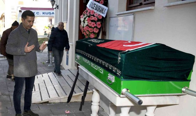 Ünlü müzisyen Kuşadası'nda gözyaşları içinde toprağa verildi