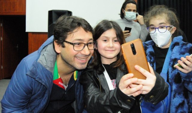 Ünlü oyuncu Ünal Yeter: "Okumak, sahnede oyun oynamak kadar önemli"