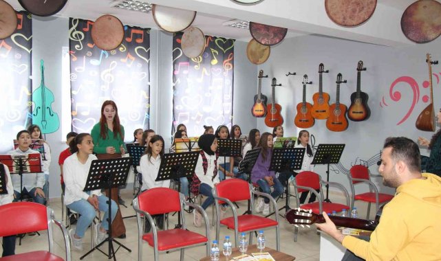 Ünlü şarkıcı kızının doğum günü anısına Mardin&#039;deki bir okula müzik atölyesi yaptırdı