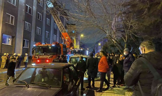 Üsküdar'da 5 katlı binanın çatısı alevlere teslim oldu