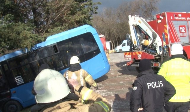 Üsküdar'da freni boşalan minibüs, rampadan E-5 kenarına uçtu