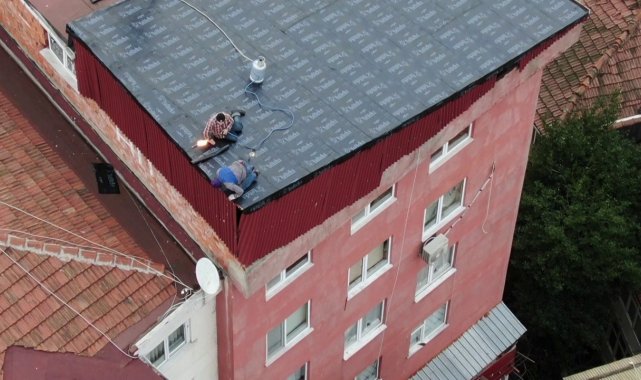 Üsküdar&#039;da işçilerin çatıda tehlikeli çalışması havadan görüntülendi