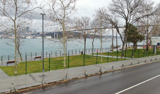 Üsküdar'da Kuzguncuk parkına giriş panel çitlerle engellendi