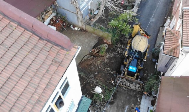 Üsküdar'da yağmura dayanamayan istinat duvarı çöktü