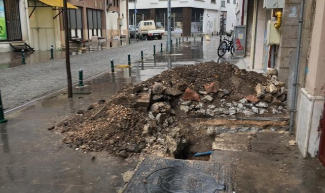 Uyarı işareti konulmayan çukur tehlike saçıyor