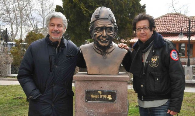 Uygur kardeşler Akşehir'de babalarının büstünü görünce duygulu anlar yaşadı