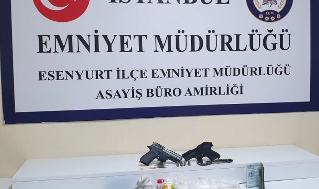 Uyuşturucu satıcıları silah zoruyla iki kişiyi rehin aldı, birde o anların videosunu çekti