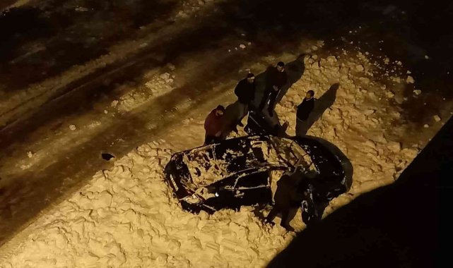 Üzerine kar kütlesi düşen otomobil kullanılmaz hale geldi