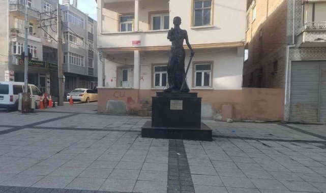 Uzunköprü'de Adalet Anıtı'nı ateşe veren zanlının akli dengesi yerinde olmadığı iddiası