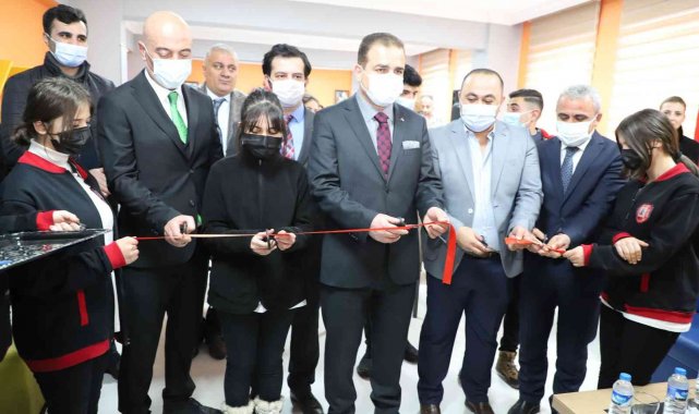 Vali Akbıyık 'Gençlik ve Gelecek' temalı söyleşiye katıldı