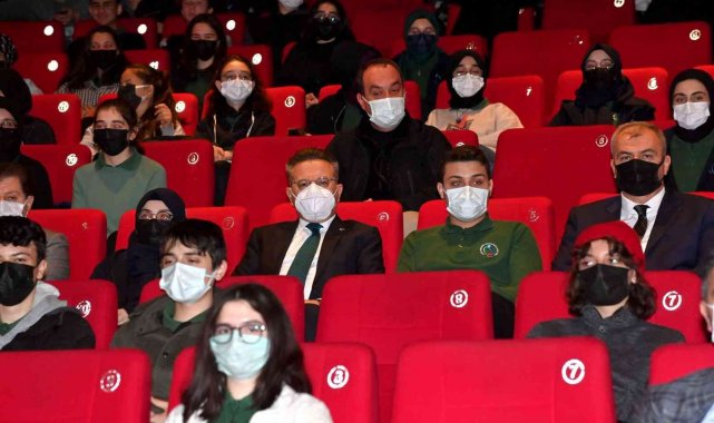 Vali Aksoy, öğrencilerle birlikte Malazgirt 1071 filmini izledi