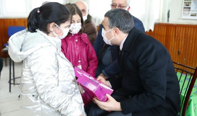 Vali Atay, hem vatandaşı dinledi hem de çocuklara hediyeler verdi