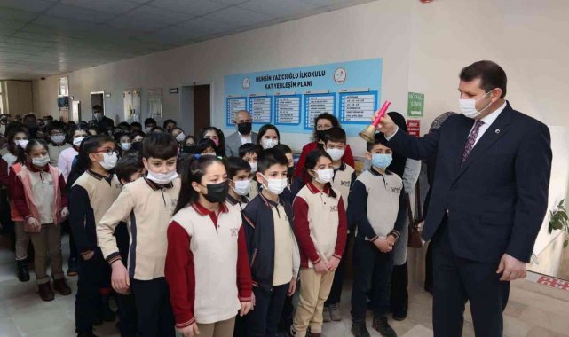 Vali Ayhan öğrencilerin heyecanına ortak oldu